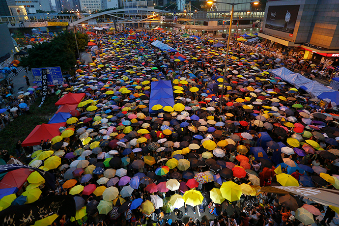 Protesters open their umbrellas, symbols of pro-democracy movement, as they mark exactly one month since they took the streets in Hong Kong's financial central district October 28, 2014. (Reuters / Damir Sagolj)