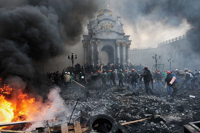 Protesters advance towards new positions in Kiev on February 20, 2014. (AFP Photo / Louisa Gouliamaki)