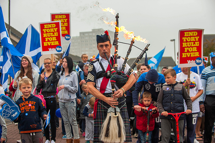 Piper Ryan Randall leads a pro-Scottish independence rally in the suburbs of Edinburgh on September 18, 2014, during Scotland's independence referendum. (AFP Photo / Lesley Martin)