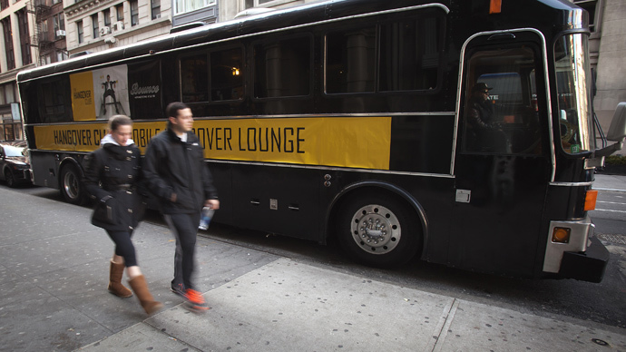 ‘Hangover Bus’ in Manhattan saves the 1st day of 2015 (VIDEO)