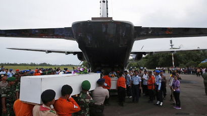Tail of AirAsia flight lifted from seabed, black boxes still missing (VIDEO)