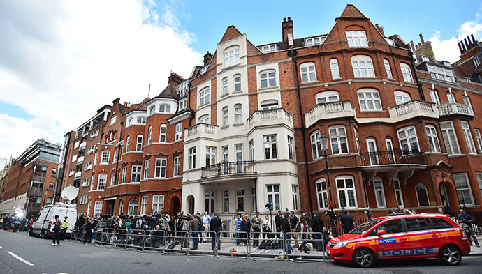 Media gather outside of the Ecuadorian embassy in London. (AFP Photo/Ben Stansall)
