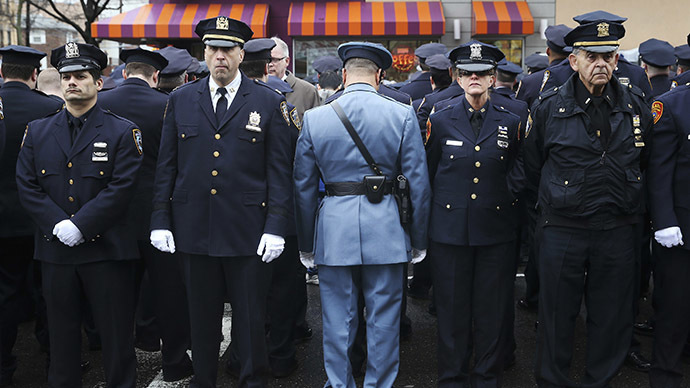 Cops turn backs on NYC mayor once more at slain officer’s wake (PHOTOS)