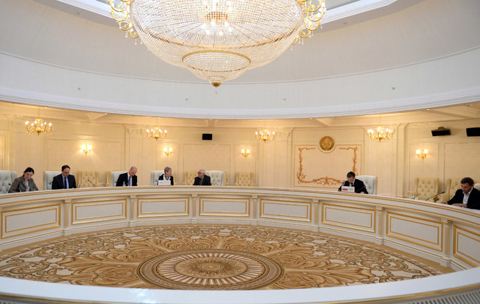 Negotiators of a contact group on Ukraine in Minsk on September 5, 2014. (AFP Photo)