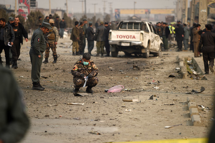 Afghan security personnel inspect the scene of a suicide attack on a European Union police vehicle along the Kabul-Jalalabad road in Kabul on January 5, 2015. (AFP Photo)