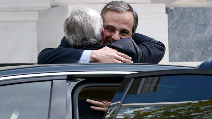 Greek Prime Minister Antonis Samaras (R) welcomes European Commission head Jean-Claude Juncker.(AFP Photo / Louisa Gouliamaki)