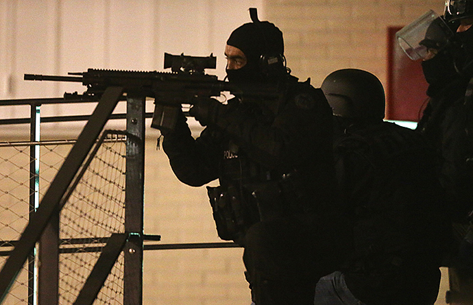 Police are seen during an operation in the "Croix-Rouge" suburb of Reims, northern France early January 8, 2015 following the attack on satirical weekly Charlie Hebdo that left 12 dead in Paris (AFP Photo / Francois Nascimbeni)