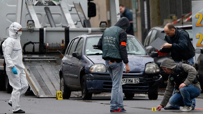 Police investigators work at the scene of a shooting in the street of Montrouge near Paris January 8, 2015.( Reuters / Charles Platiau)