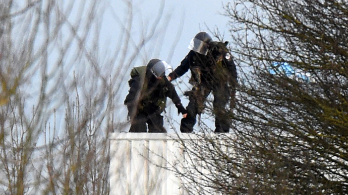 Police take up a position on a roof in Dammartin-en-Goele, north-east of Paris, where they cornered Charlie Hebdo suspects. (AFP Photo / Dominique Faget)