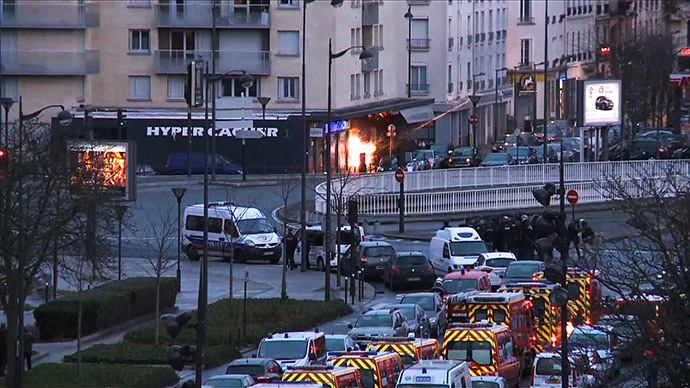 A screengrab taken from an AFP TV video shows a general view of members of the French police special forces launching the assault at a kosher grocery store in Porte de Vincennes, eastern Paris. (AFP Photo/Gabrielle Chatelain)