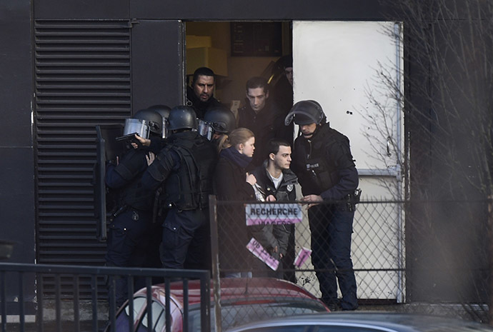 French police special forces evacuate local residents on January 9, 2015 in Porte de Vincennes, eastern Paris. (AFP Photo/Martin Bureau)