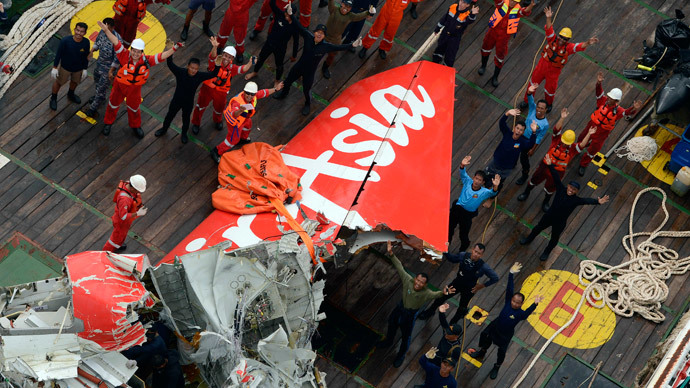 Tail of AirAsia flight lifted from seabed, black boxes still missing (VIDEO)
