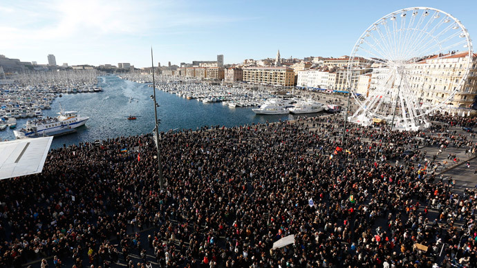 Several thousand people gather to pay tribute to victims of a shooting by gunmen at the offices of the satirical weekly newspaper Charlie Hebdo during a demonstration in Marseille, January 10, 2015.(Reuters / Philippe Laurenson)