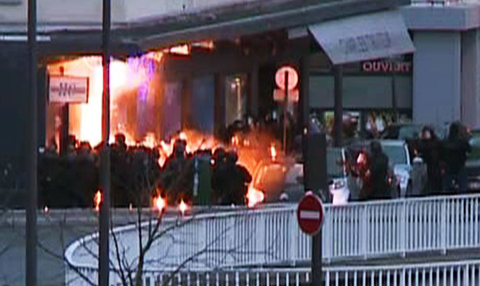 A screengrab taken from an AFP TV video shows members of the French police special forces launching the assault at a kosher grocery store in Porte de Vincennes, eastern Paris, on January 9, 2015 where at least two people were shot dead on January 9 during a hostage-taking drama at a Jewish supermarket in eastern Paris, and five people were being held, official sources told AFP. (AFP/AFP TV)