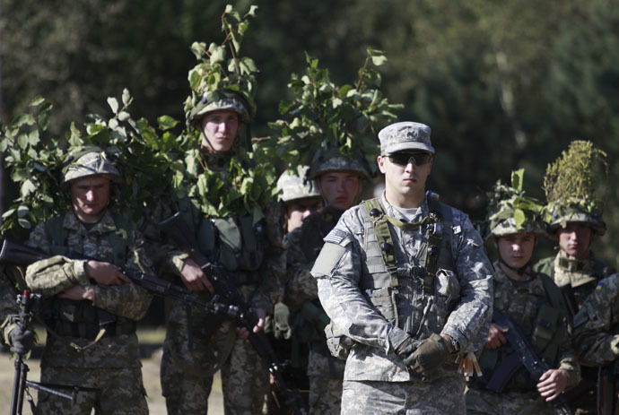 A U.S. serviceman (front), accompanied by Ukrainian soldiers, takes part in military exercises outside the town of Yavoriv near Lviv, September 19, 2014. (Reuters/Roman Baluk)