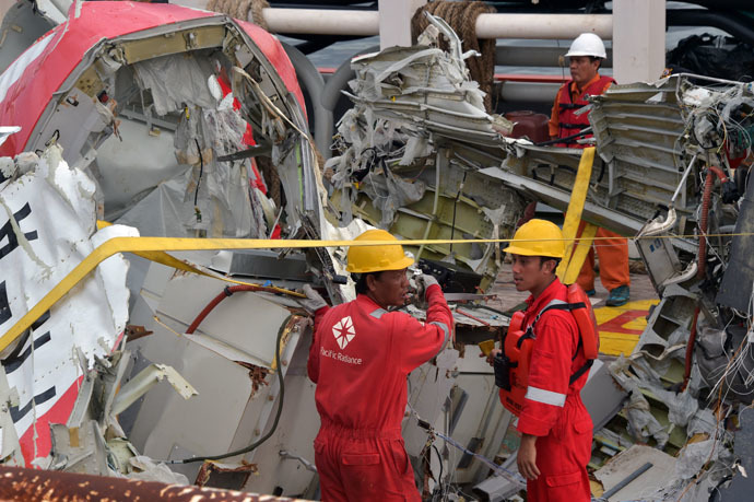 Indonesian crew of the Crest Onyx ship prepare to hoist recovered wreckage of AirAsia flight QZ8501 at port in Kumai on January 11, 2015. (AFP Photo/Adek Berry)