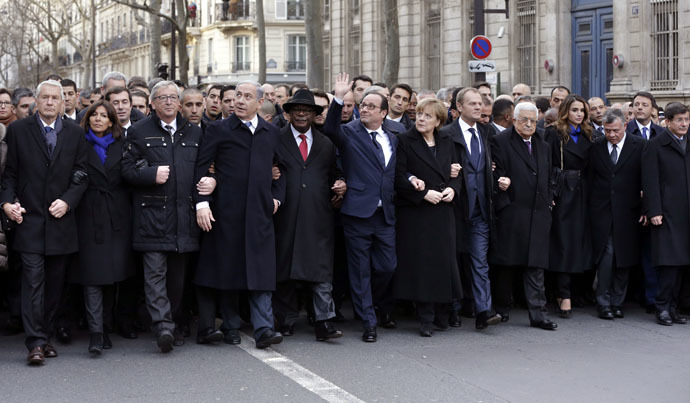 French President Francois Hollande is surrounded by numerous state leaders in the streets of Paris January 11, 2015, as they march in recognition of freedom of speech following the Charlie Hebdo massacre. (AFP Photo)