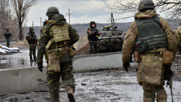 Ukrainian soldiers gather close to the frontline in the eastern Ukrainian city of Debaltseve, Donetsk region, on December 24,2014. (AFP Photo/Sergei Supinsky)