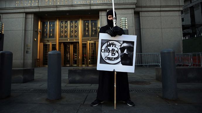 Max Dickstein stands with other supporters of Ross Ulbricht, the alleged creator and operator of the Silk Road underground market, in front of a Manhattan federal court house on the first day of jury selection for his trial on January 13, 2015 in New York City.(AFP Photo / Spencer Platt)