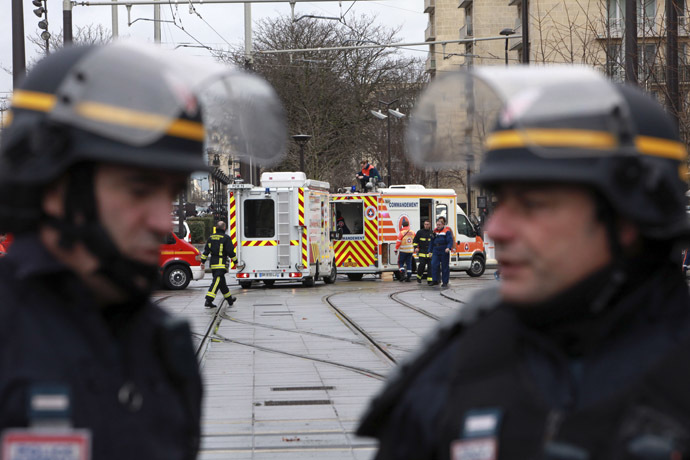 Members of the French riot police (CRS) stand next to disaster and emergency services vans near Porte de Vincennes in Paris on January 9, 2015. (AFP Photo/Loic Venance)