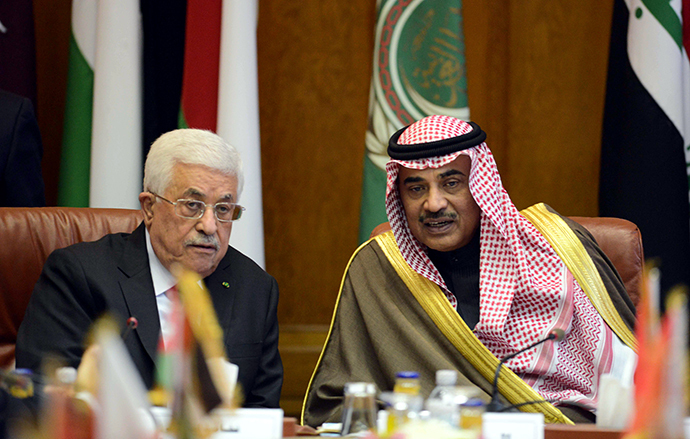 Palestinian president Mahmud Abbas (L) chats to Kuwaiti Foreign Minister Sabah al-Khaled al-Sabah during an Arab foreign ministers meeting at the Arab League headquarters in the Egyptian capital Cairo on January 15, 2015 to discuss the Palestinian-Israel conflict and the situation in Libya. (AFP Photo / Mohamed El-Shahed)