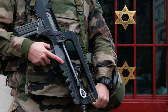 A French soldier secures the access to a Jewish institution in Neuilly-sur-Seine, Western Paris, as part of the highest level of "Vigipirate" security plan after last week's attacks, January 13, 2015.(Reuters / Charles Platiau)