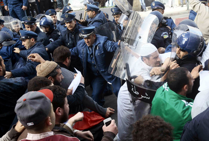 Demonstrators scuffle with police after Friday prayers in Algiers January 16, 2015. (Reuters / Ramzi Boudina)