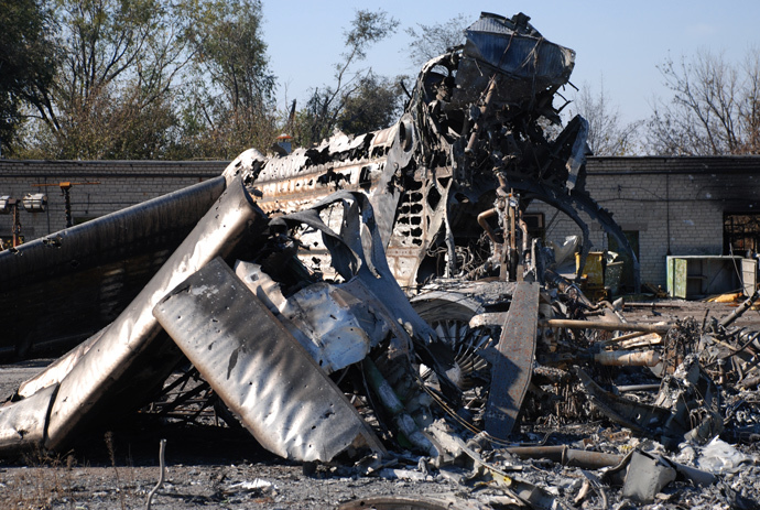 A burned plane at Donetsk airport. (RIA Novosti / Gennady Dubovoy) 
