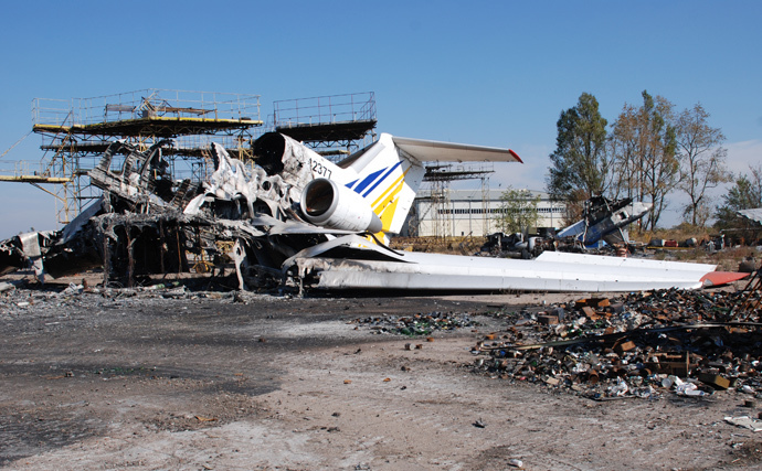 A burned plane at Donetsk airport. (RIA Novosti / Gennady Dubovoy) 