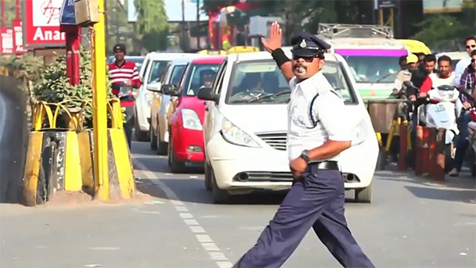 India’s 'moonwalking' traffic cop achieves cult status (VIDEO)