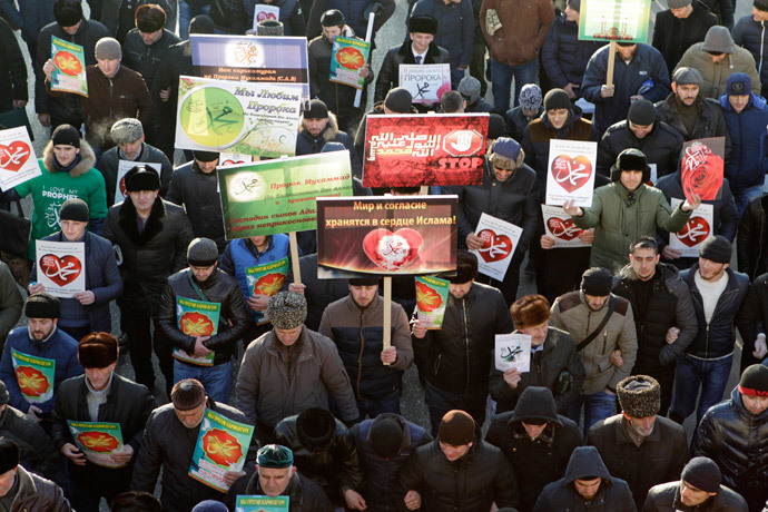 People attend a rally to protest against satirical cartoons of prophet Mohammad, in Grozny, Chechnya January 19, 2015. (Reuters / Eduard Korniyenko) 