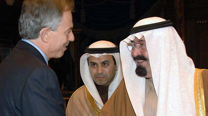 Saudi King Abdullah bin Abdul Aziz (R) shaking hands with Middle East Quartet envoy Tony Blair during a meeting in Riyadh on January 18, 2009. (AFP Photo)