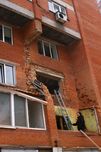 A residential building in Donetsk damaged in the result of shelling by the Ukrainian army. (RIA Novosti / Mikhail Parhomenko) 