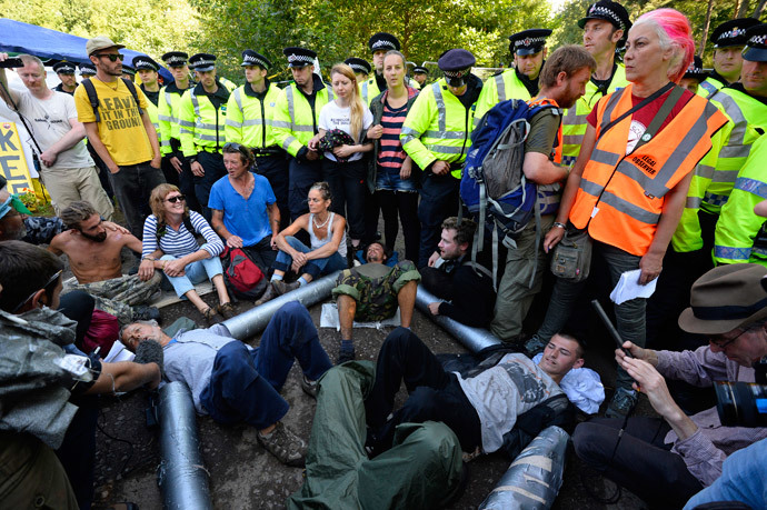 Demonstrators lock themselves together during a protest outside a drill site run by Cuadrilla Resources, near Balcombe in southern England (Reuters / Paul Hackett)