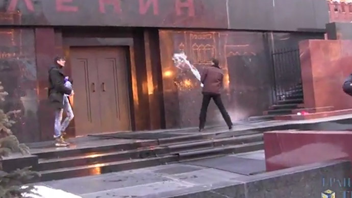 Freak Russian protesters pour holy water on Lenin’s Tomb, chant ‘rise up & be gone’