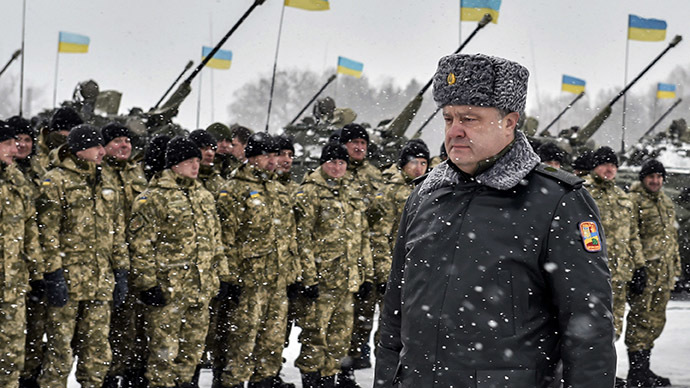 Ukrainian president Petro Poroshenko walks along a formation of soldiers during his visit to the Zhitomir Region. (RIA Novosti/Nikolay Lazarenko)