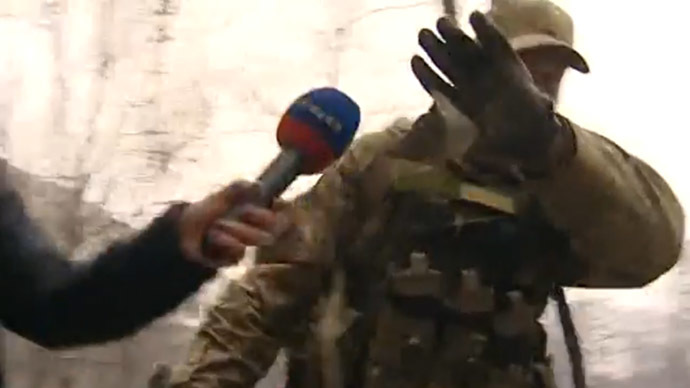 Military-clad English-speakers caught on camera in Mariupol shelling aftermath