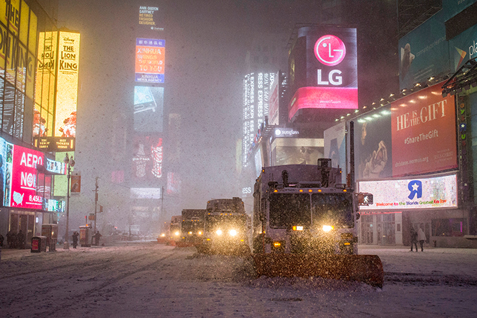 Snow plow trucks clear the roads during a snowstorm in Times Square, New York early morning January 27, 2015 (Reuters / Adrees Latif)