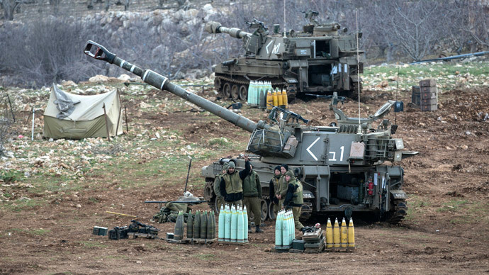 Israeli soldiers stand next to a mobile artillery unit near the border with Syria in the Golan Heights January 28, 2015.(Reuters / Baz Ratner)