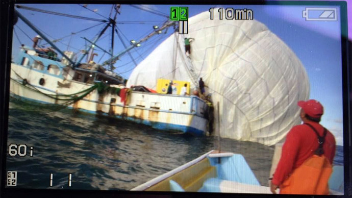 The capsule being recovered by a Mexican fishing boat (Two Eagles ballon team)