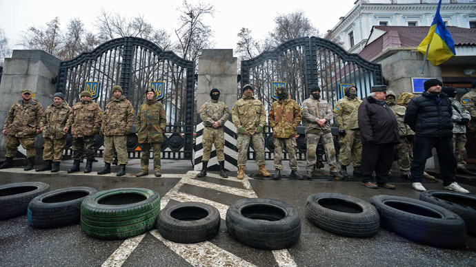 Tires on fire: Nationalist battalion fighters protest ‘disbanding’ in Kiev