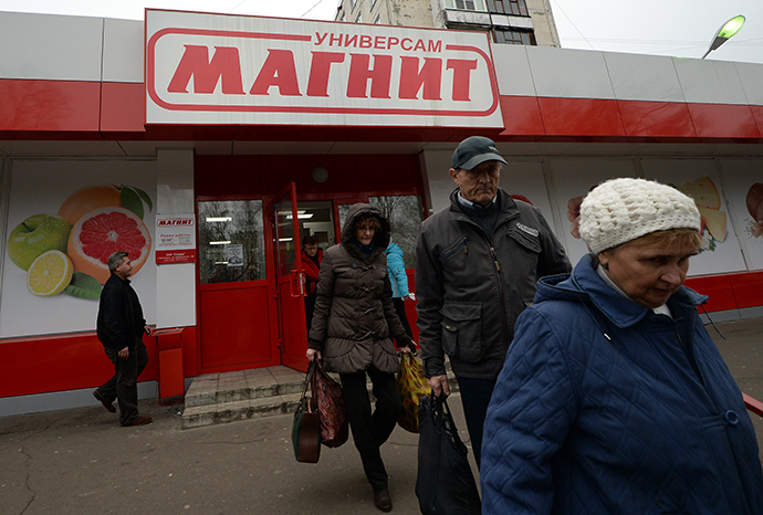 Customers outside a "Magnit" retail chain store (RIA Novosti / Maksim Blinov)