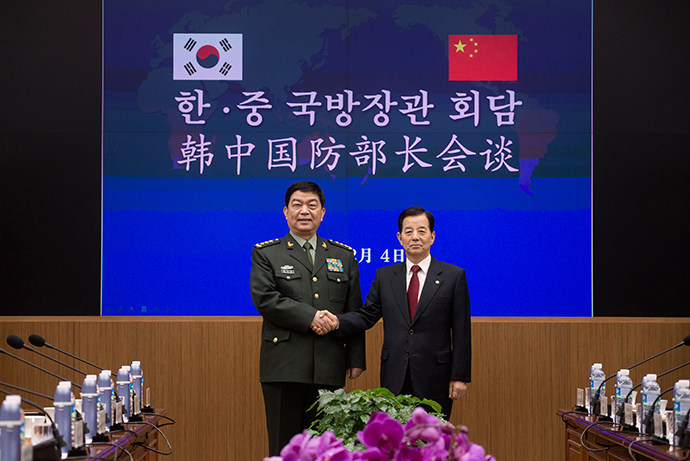 China's Defence Minister Chang Wanquan (L) shakes hands with his South Korean counterpart Han Min-koo (R) prior to a meeting at the Defense Ministry in Seoul February 4, 2015 (Reuters / Ed Jones)