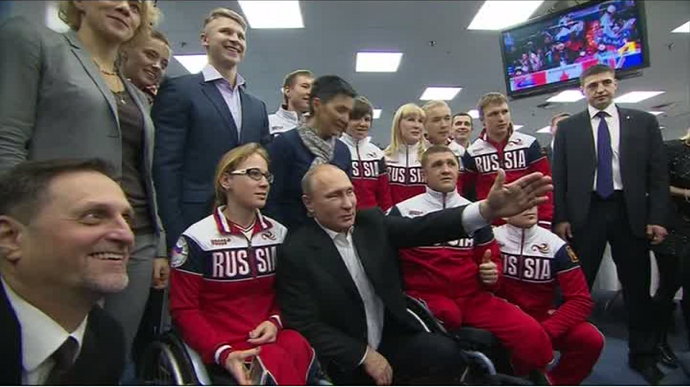 Russian President Vladimir Putin poses for a photo with Russian Paralympic team athletes (RT video screen grab)