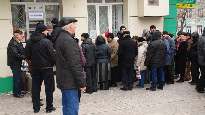 Citizens of Donetsk queue up to the main office of Oschadbank (State Savings Bank of Ukraine) in the city's Universitetskaya Street, 11.17.2014.(RIA Novosti / Masha Ross)