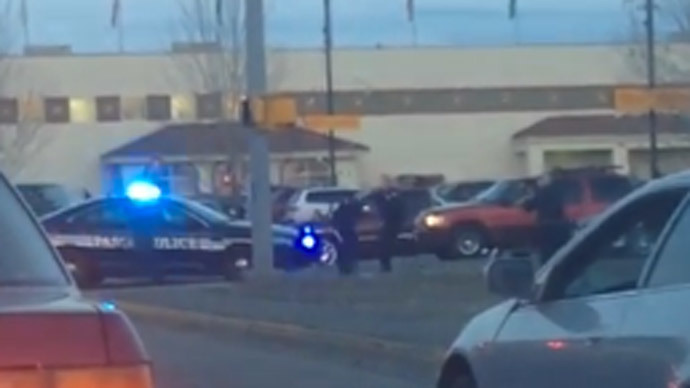 ​Man shot dead by police in Washington State after throwing rocks (VIDEO)