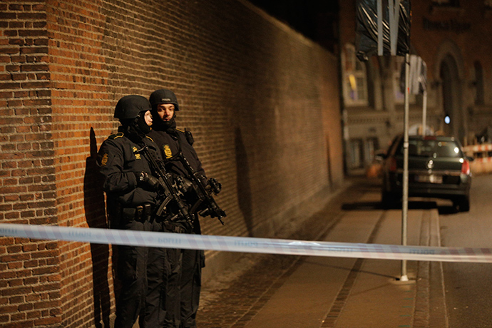 Policemen are seen along a street in central Copenhagen, early February 15, 2015 following shootings at a synagogue in Krystalgade (Reuters / Martin Sylvest)