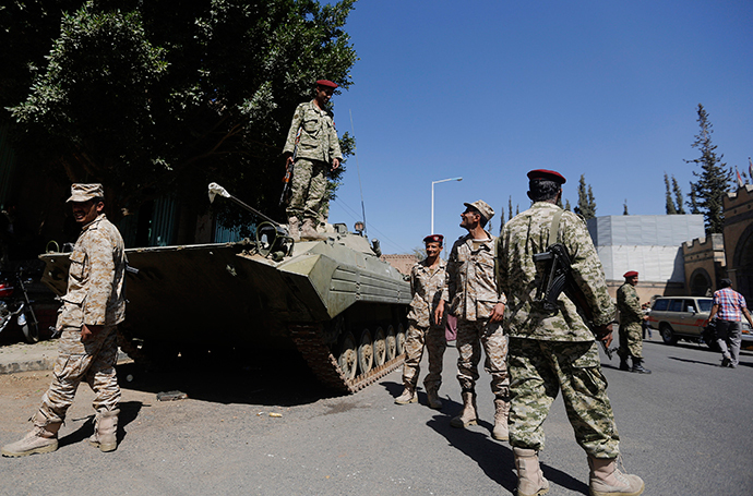 Houthi militiamen guard an entrance of the Republican Palace in Sanaa February 16, 2015. (Reuters / Khaled Abdullah)
