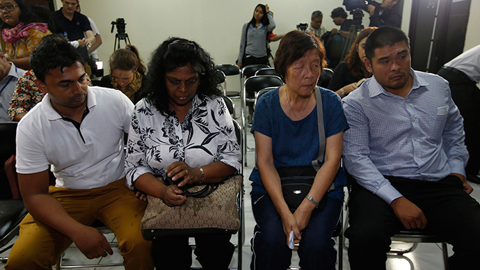 Raji Sukumaran (centre L) and Helen Chan (centre R), the mothers of Australian death row prisoners Myuran Sukumaran and Andrew Chan, are accompanied by their sons Michael (R) and Chintu (L) as they wait before a meeting at the Indonesian Human Rights Commission in Jakarta February 9, 2015 (Reuters / Darren Whiteside)