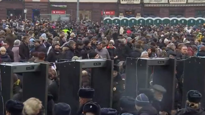 People getting ready for a mourning march in commemoration of murdered opposition leader Boris Nemtsov. Still from RT video